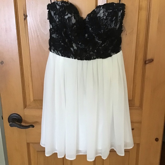 Elise Ryan Dresses & Skirts - Black Lace & White Chiffon Strapless Dress